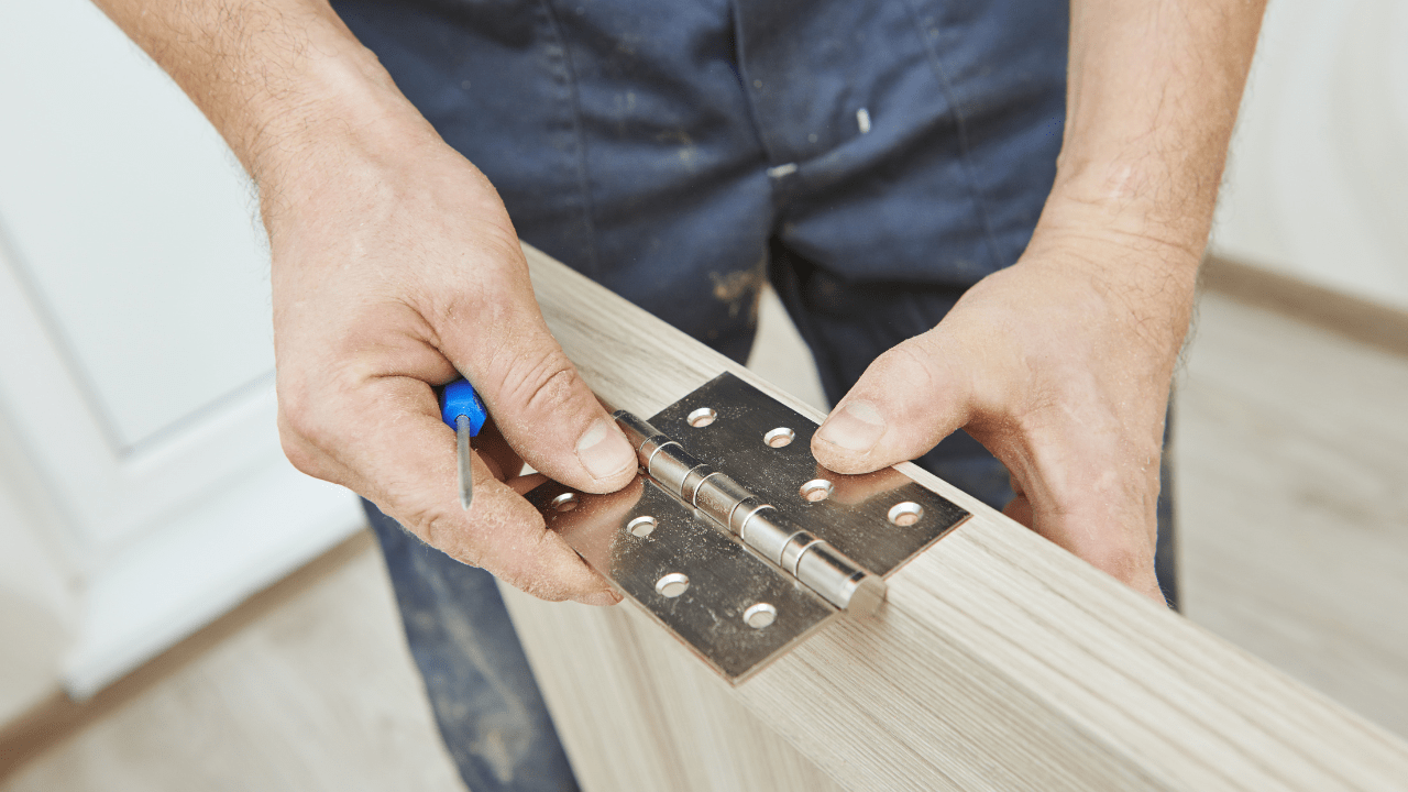 Como instalar porta de madeira com batente Veja o passo a passo completo