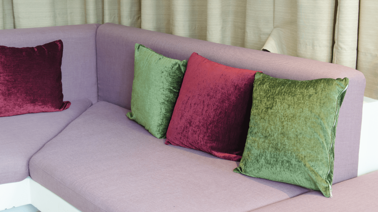 Aprenda como usar almofadas decorativas para compor a decoração do seu sofá