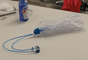 como fazer desentupidor de vaso com garrafa pet