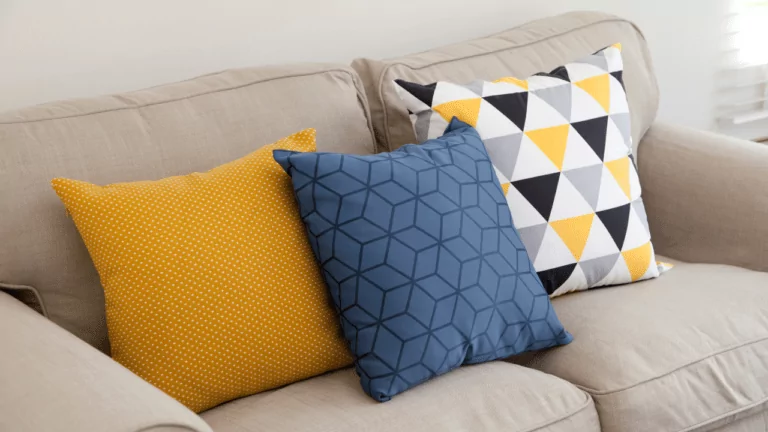 Já se perguntou quantas almofadas devo colocar no sofá